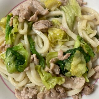 レタスと豚肉の塩焼きうどん、包丁も使わずサッと作る